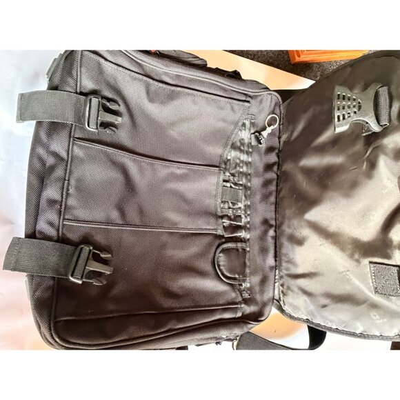 Swissgear Black Nylon Messenger Bag With Adjustable Strap - Picture 9 of 14